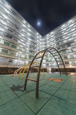 Geceleri Hong Kong 'daki Kamu Malikanesinde oyun parkı