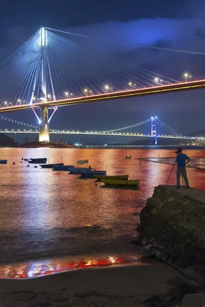 摄影师于夜间在香港拍摄汀九桥及青马大桥的照片 — 图库照片