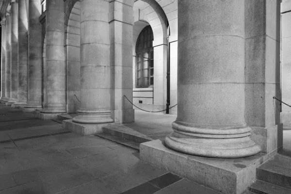旧建築の古典的な柱と外観 — ストック写真