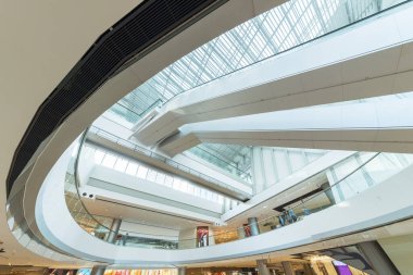 Hong Kong 'daki modern alışveriş merkezinin iç manzarası.