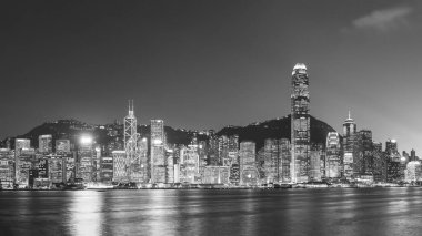 Geceleri Hong Kong 'un Victoria Limanı Panoraması
