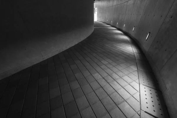 Passeio Pedestre Moderno Vazio Escuro — Fotografia de Stock