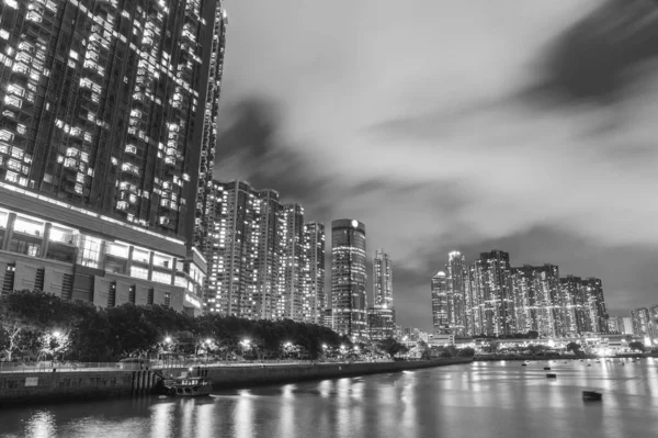 Edificio Residencial Junto Mar Ciudad Hong Kong Por Noche — Foto de Stock