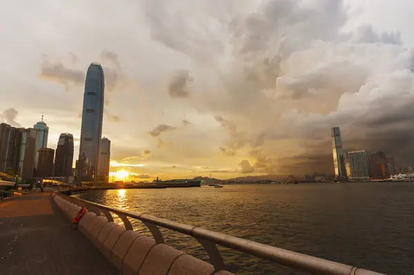 夕日の下で香港のスカイラインとビクトリア港 — ストック写真