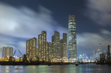 Ufuk çizgisinin ve Hong Kong limanının gece manzarası.
