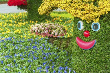 Çiçek bahçesinde neşeli bir çizgi film ağacı