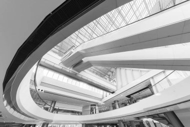 Hong Kong 'daki modern alışveriş merkezinin iç manzarası.