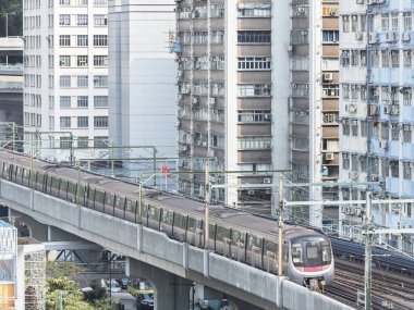 Hong Kong 'da MTR metro treni binadan geçiyor.