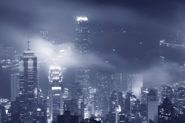 Hong Kong 'daki Victoria limanının puslu gece manzarası