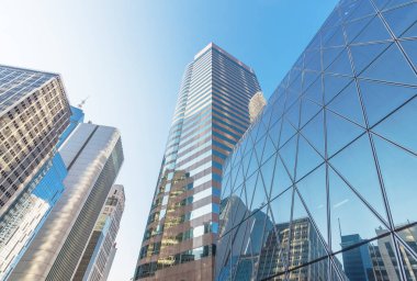 Hong Kong şehir merkezindeki yüksek katlı ofis binasının dışında.