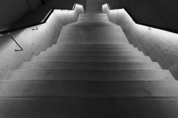 Escalera Vieja Iluminada Oscuridad — Foto de Stock