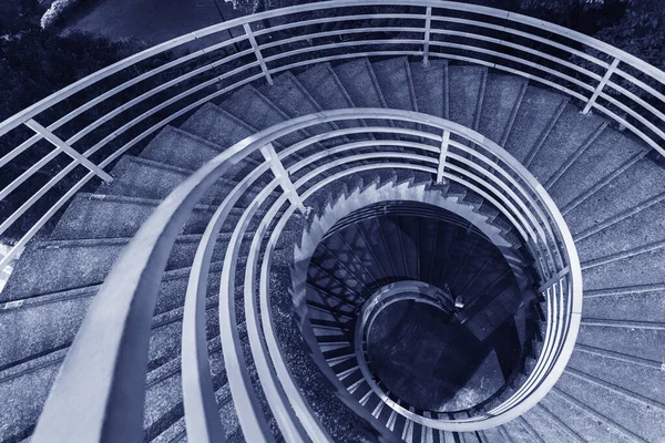 モノクロの螺旋階段の夜のシーン — ストック写真