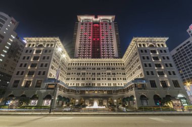 Hong Kong, Çin - 28 Nisan 2020: The Peninsula, Kowloon 'da ünlü bir koloni tarzı lüks otel. 1928 'de açıldı..