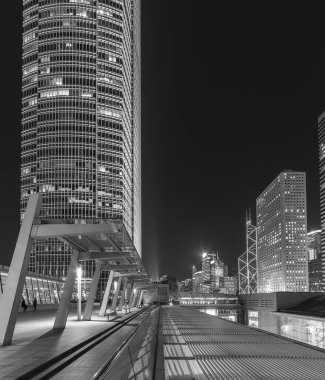 Geceleri Hong Kong şehrinin modern ofis binası ve ufuk çizgisi.