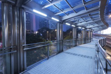 Geceleri boş modern yaya geçidi.