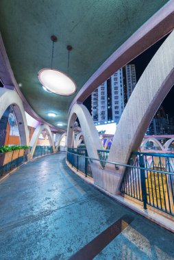 Geceleri Hong Kong şehir merkezinde boş yaya geçidi.