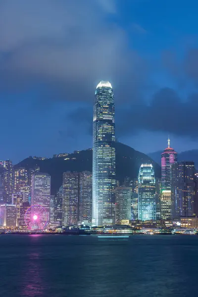 夜の香港のビクトリア港のスカイライン — ストック写真