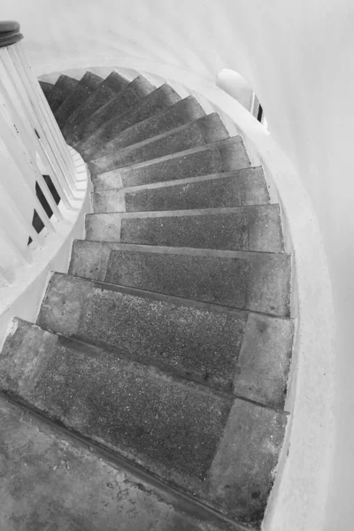 黑白相间的旧螺旋楼梯 — 图库照片