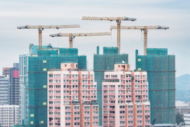 İnşaat alanı ve Hong Kong şehrinde yüksek binalar.