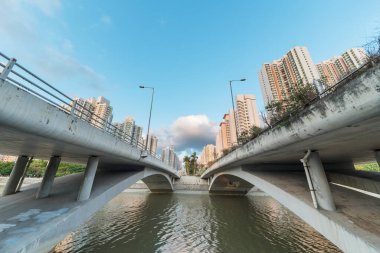 Hong Kong şehir merkezindeki yol köprüsü. 