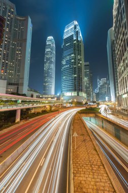 Geceleyin Hong Kong şehir merkezinde trafik vardı.