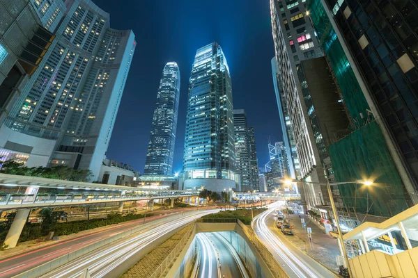 Hong KOng şehir merkezinde gece vakti trafik var.