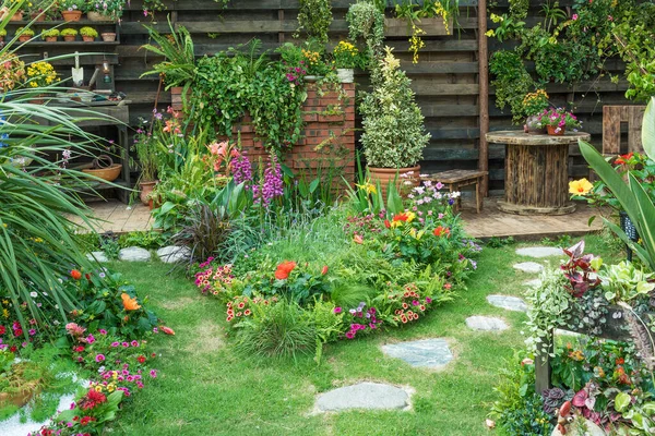 Bahçe Düzenlenmiş Bahçe Çiçek Bahçesi Konut Evi — Stok fotoğraf
