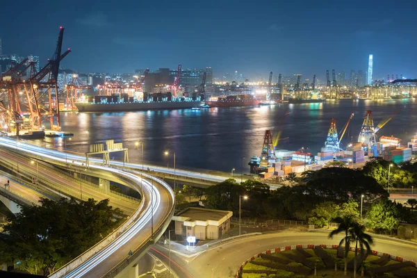 Hong Kong 'daki kargo limanı ve otoyolu.