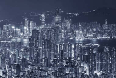 Geceleri Hong Kong şehrinin silueti