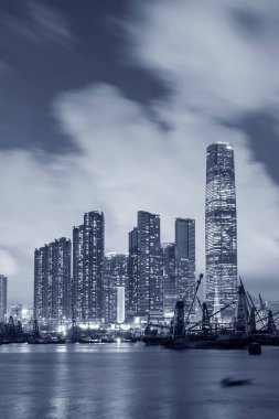 Ufuk çizgisinin ve Hong Kong limanının gece manzarası.