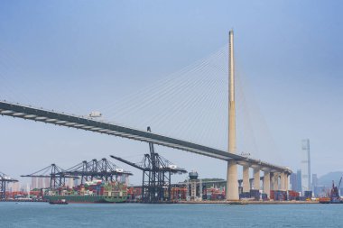 Hong Kong limanındaki kargo limanı ve köprüsü.