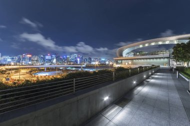 Geceleyin Hong Kong şehir merkezindeki halk parkında yaya geçidi.