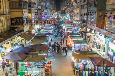 Hong Kong, Çin - 09 Aralık 2017: Mongkok bölgesindeki Fa Yuen sokak pazarı, üst geçitten izlendi. Kowloon Yarımadası 'ndaki Mongkok, Hong Kong' un en yoğun ve kalabalık bölgesidir.