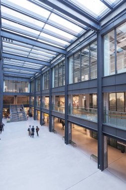 Hong Kong, Çin - 08 Kasım 2019: The Mills alışveriş merkezinin iç manzarası. Mills bir dönüm noktası yeniden canlandırma projesi, 1960 'lardaki üretim zirvesine tanık oldu.. 