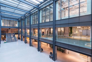 Hong Kong, Çin - 08 Kasım 2019: The Mills alışveriş merkezinin iç manzarası. Mills bir dönüm noktası yeniden canlandırma projesi, 1960 'lardaki üretim zirvesine tanık oldu.. 