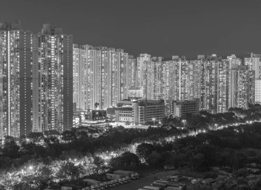 Geceleri Hong Kong 'da yüksek binalar inşa ediliyor.