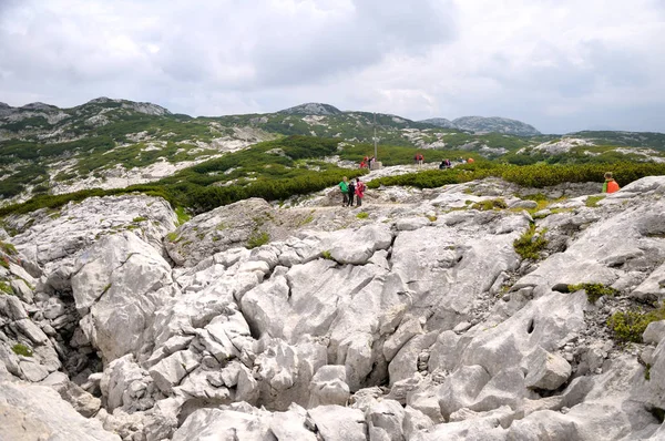 Los Turistas Caminan Por Llanura Montañosa Paisaje Montañoso Roca Blanca — Foto de Stock