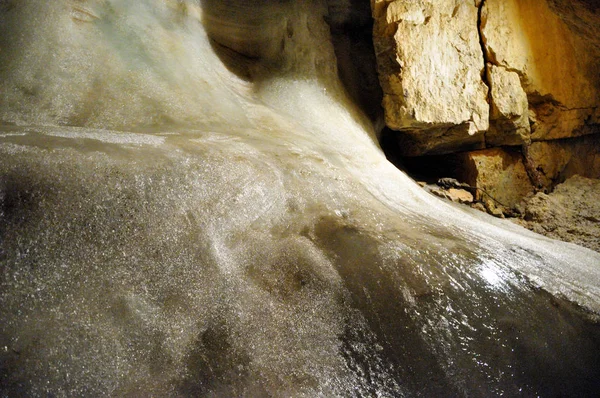 Dentro Caverna Seção Iluminada Parede Gelo Caverna Gelo Não Derretendo — Fotografia de Stock