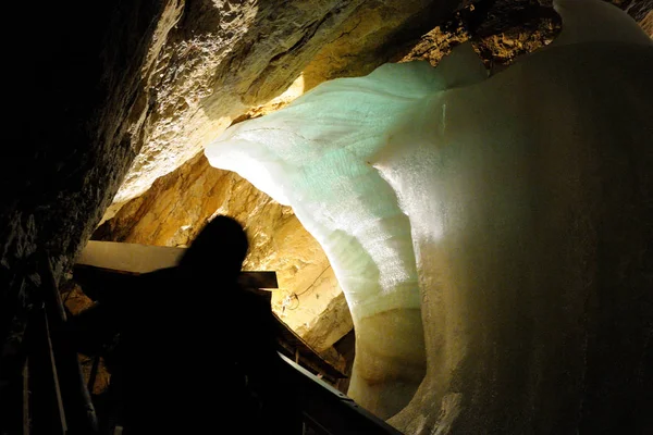 Dentro Caverna Seção Iluminada Parede Caverna Estalactites Estalagmites Crescimentos Gelo — Fotografia de Stock