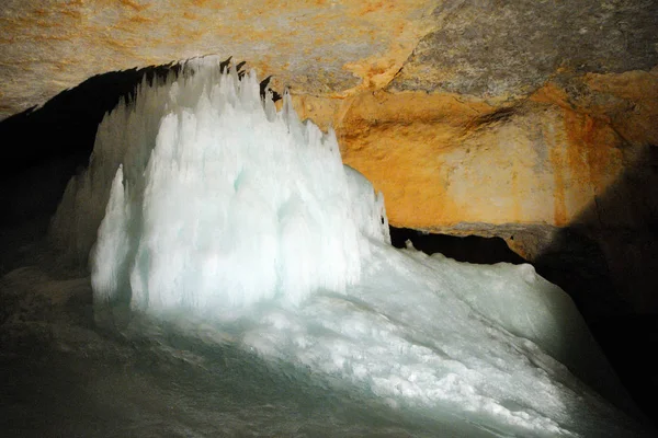 Dentro Caverna Seção Iluminada Parede Caverna Estalactites Estalagmites Crescimentos Gelo — Fotografia de Stock