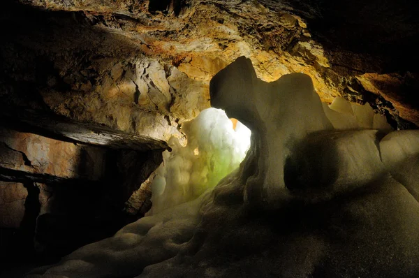 Dentro Caverna Seção Iluminada Parede Caverna Estalactites Estalagmites Crescimentos Gelo — Fotografia de Stock