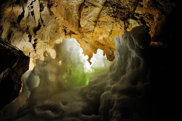 Dentro Caverna Seção Iluminada Parede Caverna Estalactites Estalagmites Crescimentos Gelo — Fotografia de Stock