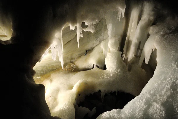 Der Höhle Beleuchteter Abschnitt Der Mauer Der Höhle Stalaktiten Stalagmiten — Stockfoto