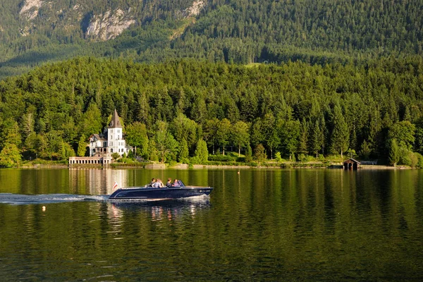 Une Grande Maison Blanche Forme Château Sur Rive Lac Montagnes — Photo