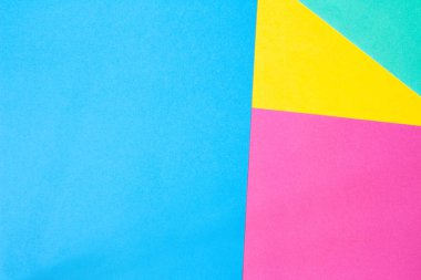 Geometrik bir düz kompozisyon içinde renkli kağıt.