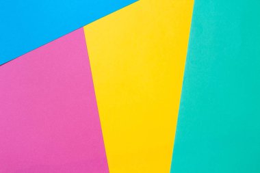 Geometrik bir düz kompozisyon içinde renkli kağıt.