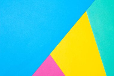 Geometrik bir düz kompozisyon içinde renkli kağıt.