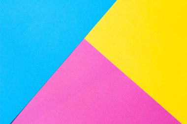 Geometrik bir düz kompozisyon içinde renkli kağıt.