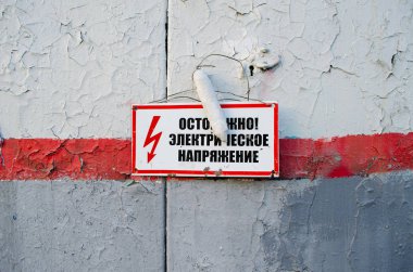 Dikkatli olun. Yüksek gerilim.