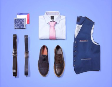 Mavi yazı tahtası üzerinde klasik giyim.